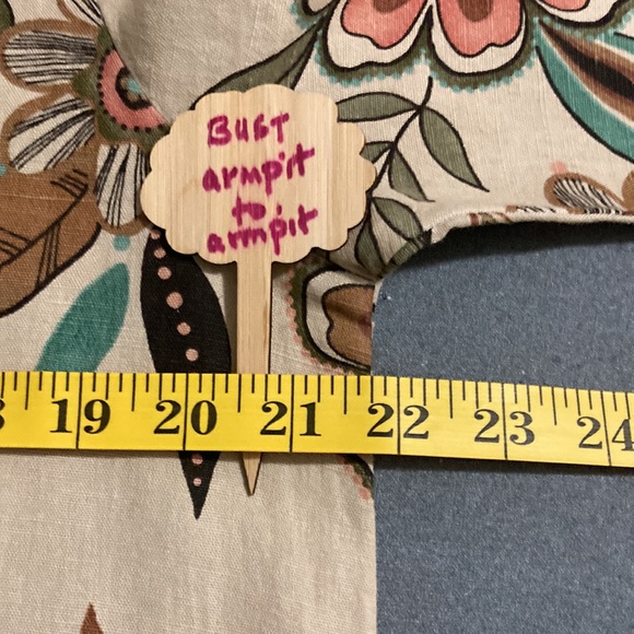 Hot Cotton Woman by MarcWare floral beige blouse Size M Made in USA 3/4 sleeves - Picture 5 of 7